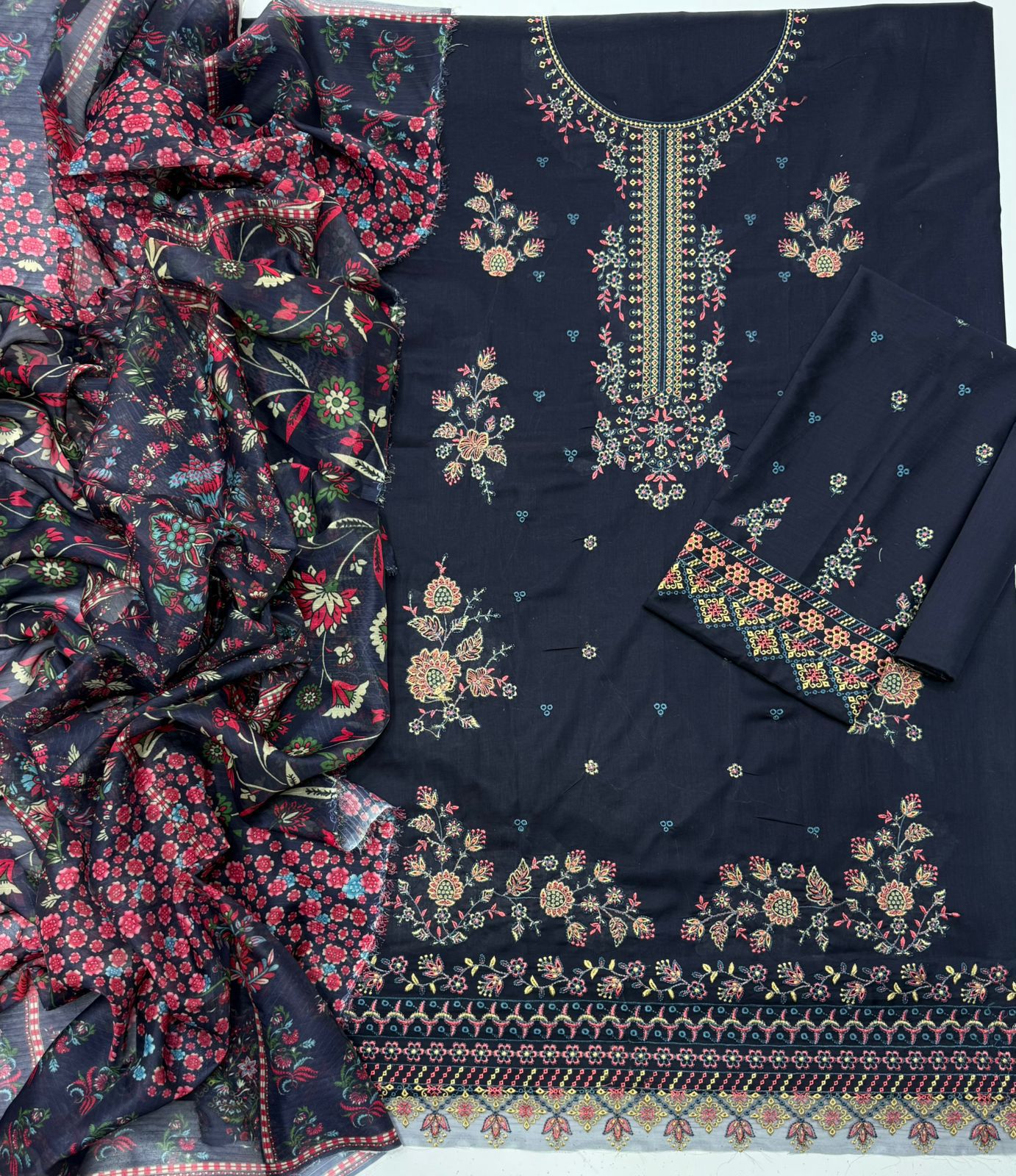 Most Demanded Edition 2026 ā Heavy Embroidered 3PC Lawn Suit with Voil Dupatta